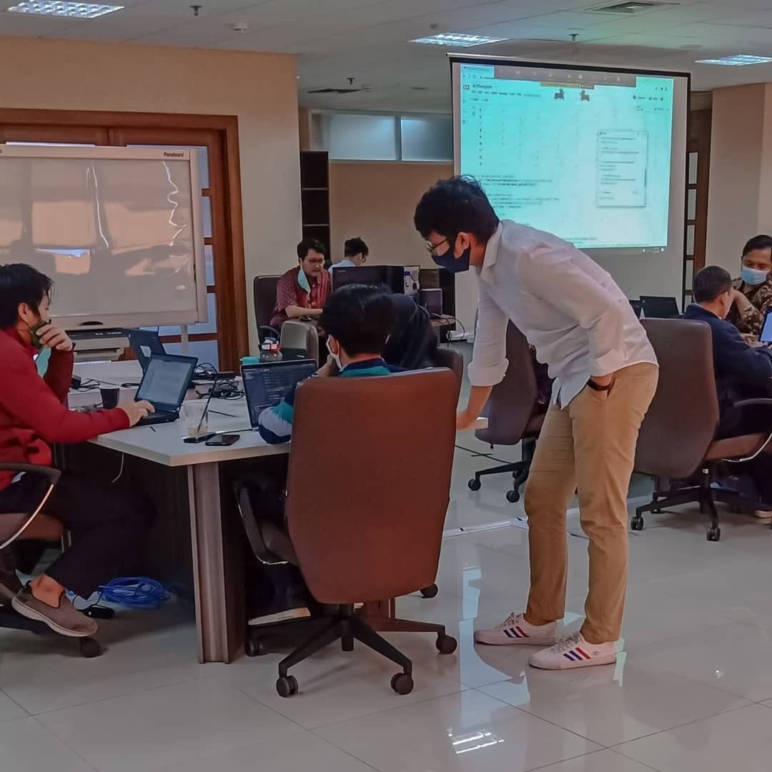 Jihar teaching a machine learning class at Indonesia's Ministry of Finance